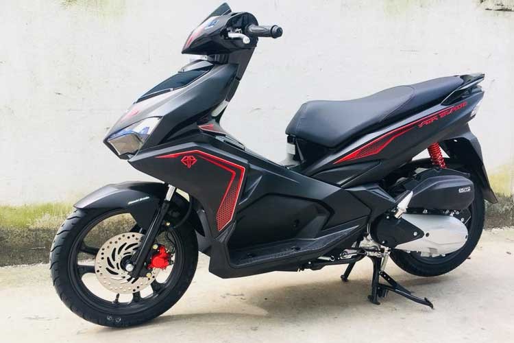 Mẫu xe máy tay ga  Honda Air Blade với trang bị smart-key lộ diện thực tế tại các Đại lý Head của Honda Việt Nam. Hình ảnh thực tế của Air Blade 2018 ngoài việc gây ấn tượng mạnh với màu mới, còn có sự xuất hiện của phiên bản đặc biệt kỷ niệm 10 năm (10th Anniversary).